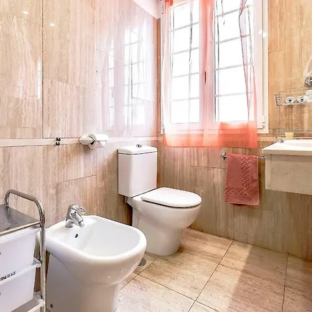 Luxury Beach House With 4 Bedrooms アデヘ